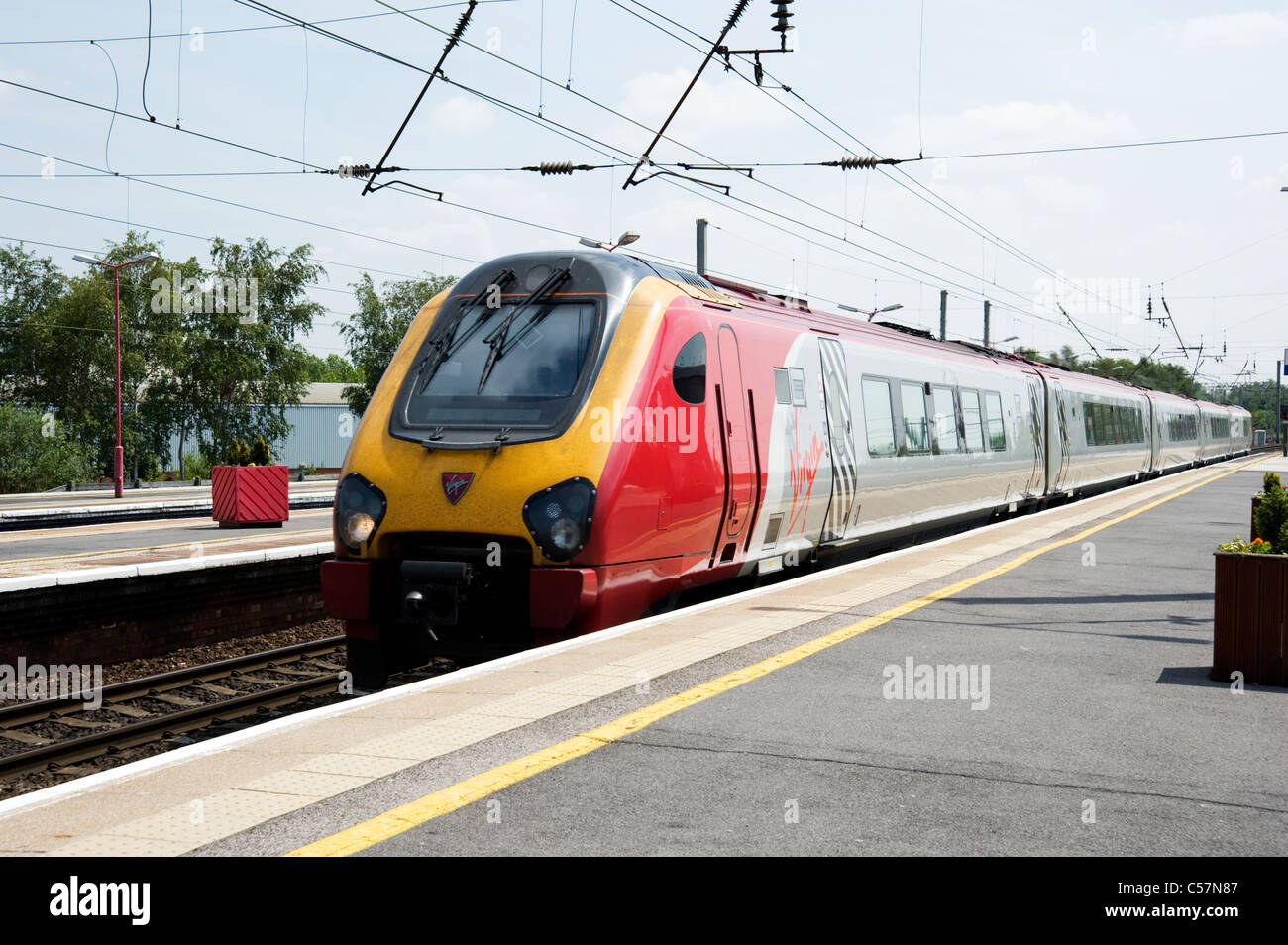 A Virgin Voyager arriving at Wigan North Western Station Stock Photo