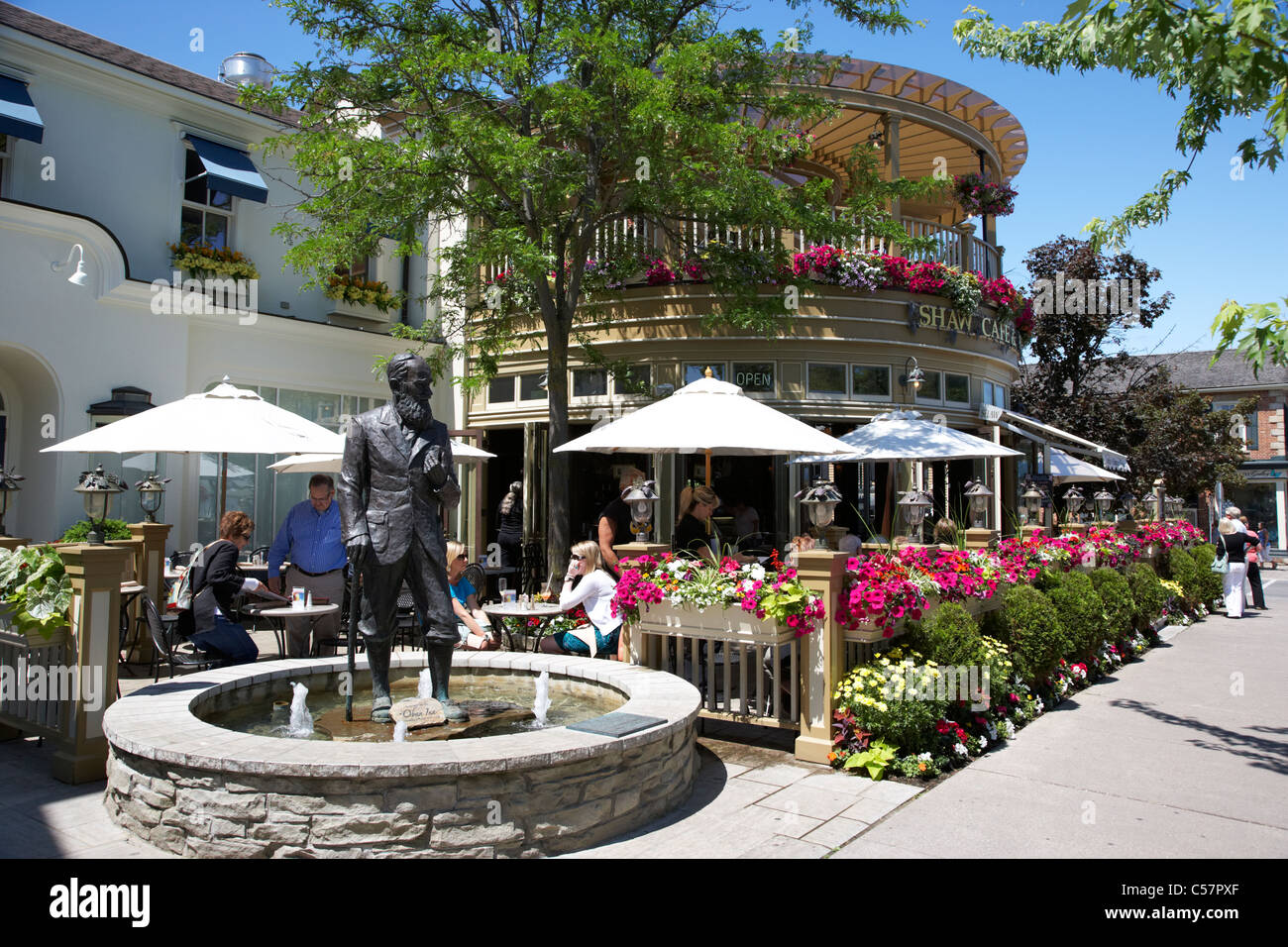 the shaw cafe and wine bar patio and statue niagaraonthelake Stock Photo 37665671 Alamy