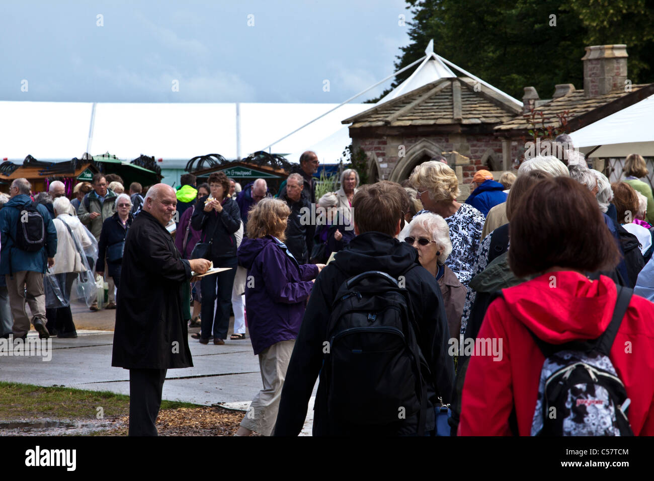 People milling around hires stock photography and images Alamy