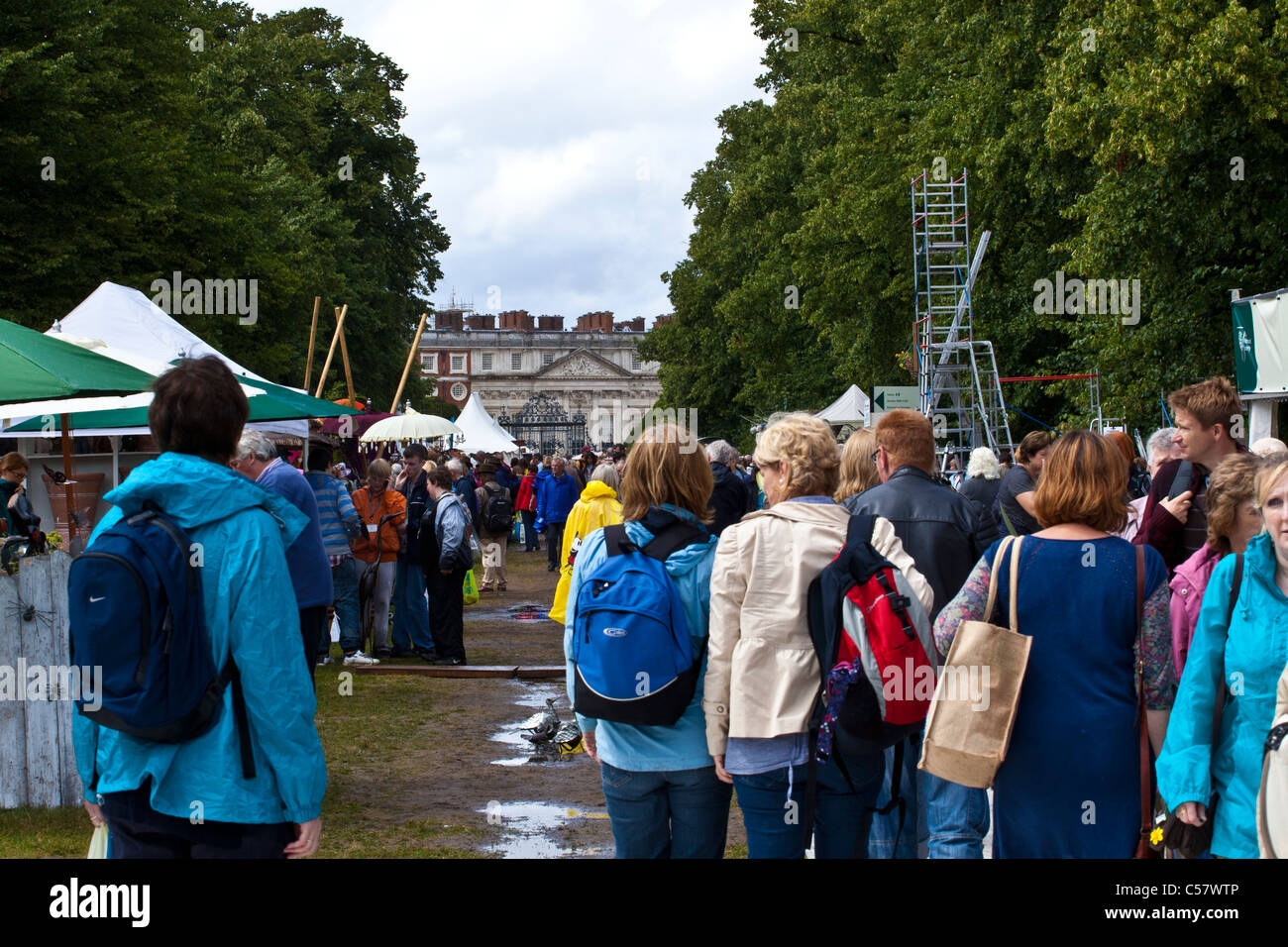 People milling around hires stock photography and images Alamy