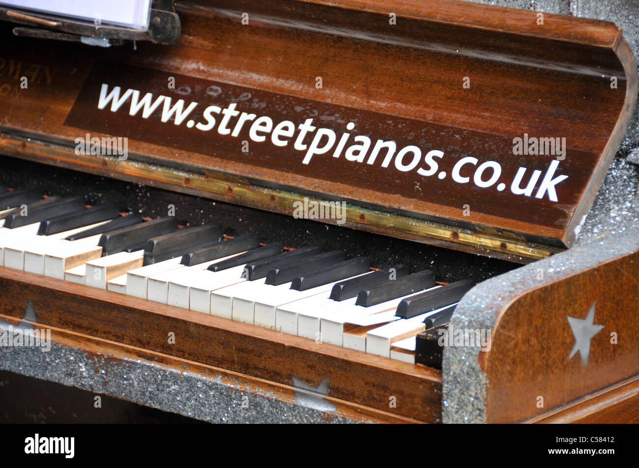 Street piano play me hi-res stock photography and images - Alamy