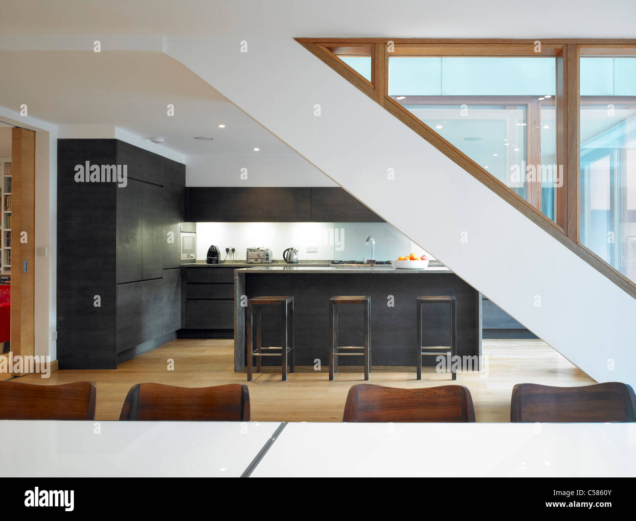 Modern open plan kitchen and dining room Stock Photo - Alamy