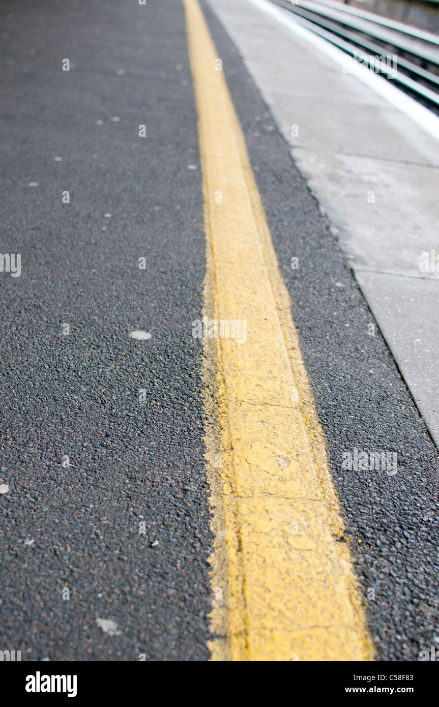 yellow line on platform station Stock Photo - Alamy