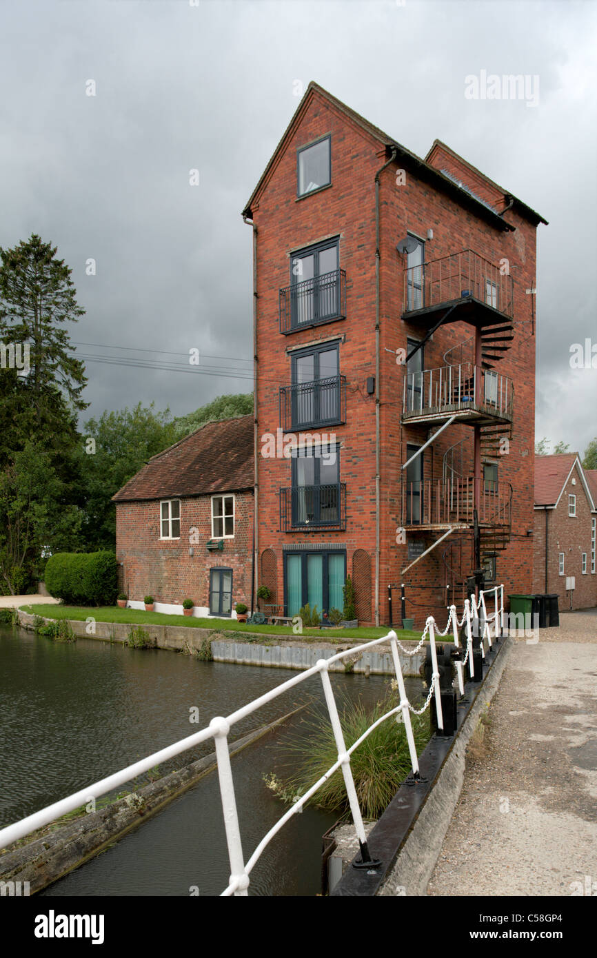 The Granary West Mills five storey mill red brick building converted flats Kennet and Avon canal side Newbury Berkshire England Stock Photo