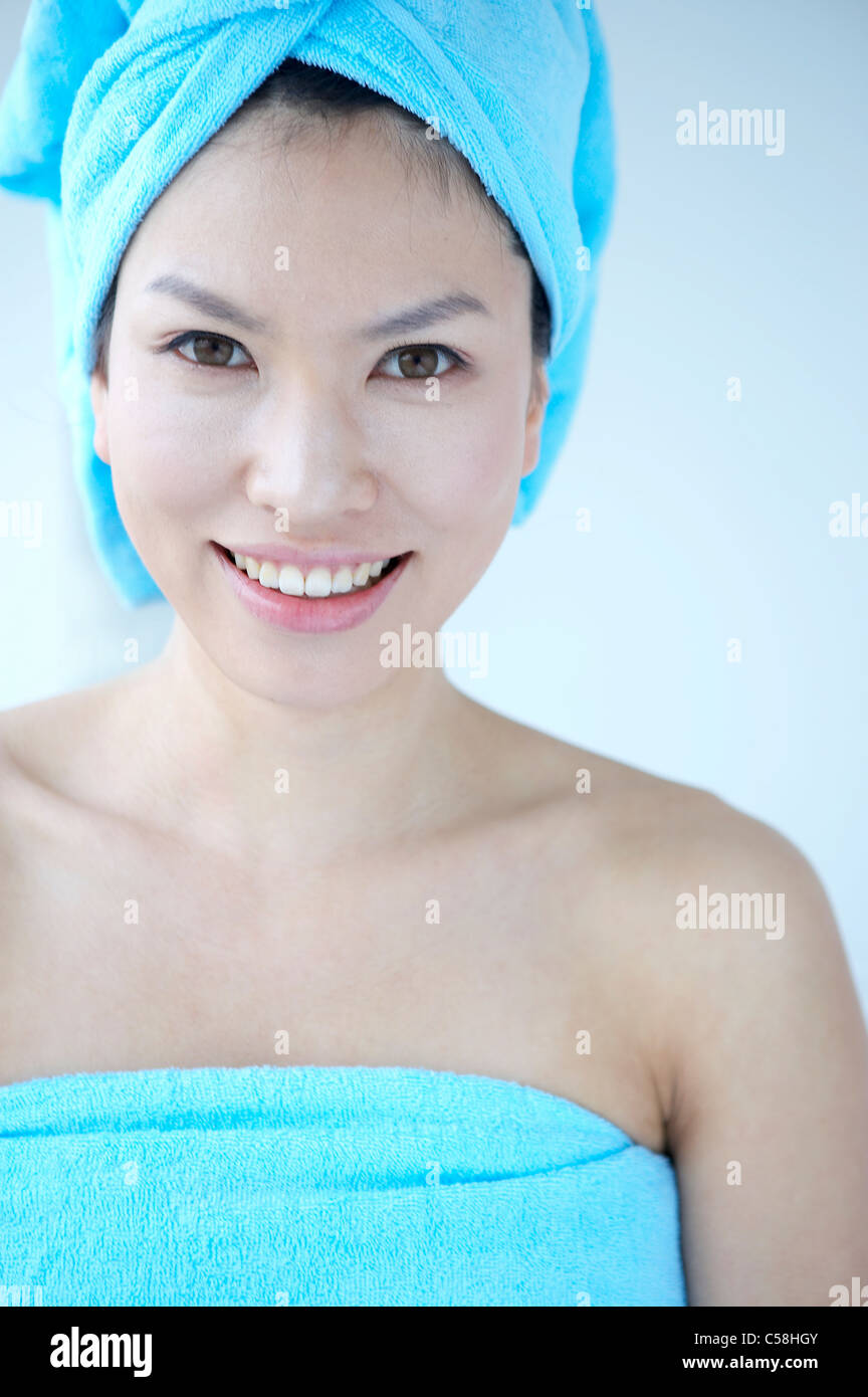 Portrait of young woman smiling Stock Photo - Alamy