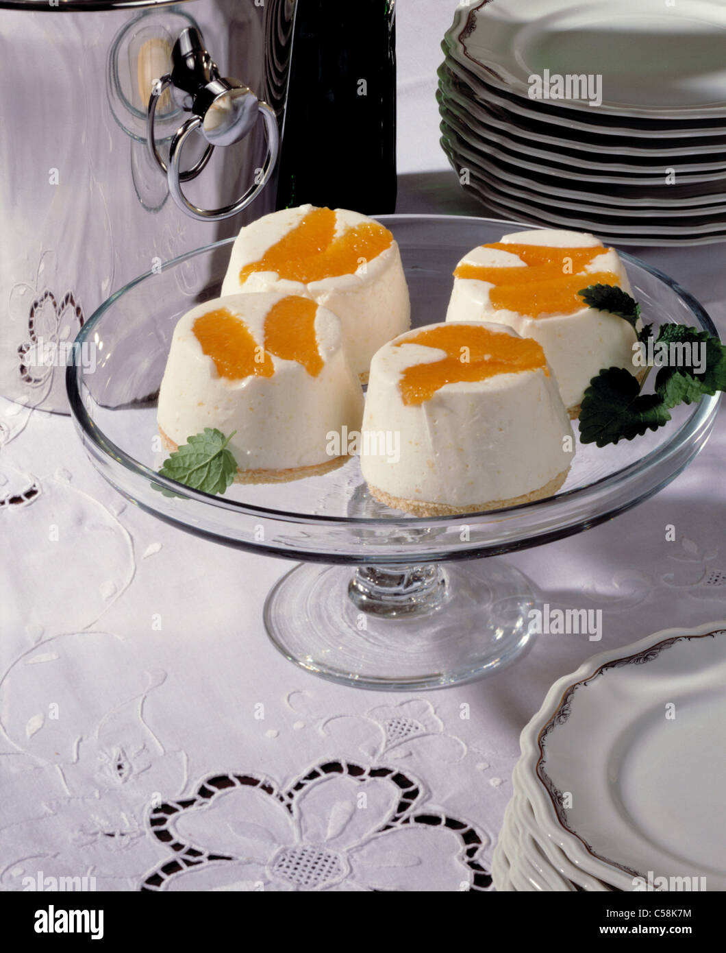 Sponge tartlets hi-res stock photography and images - Alamy