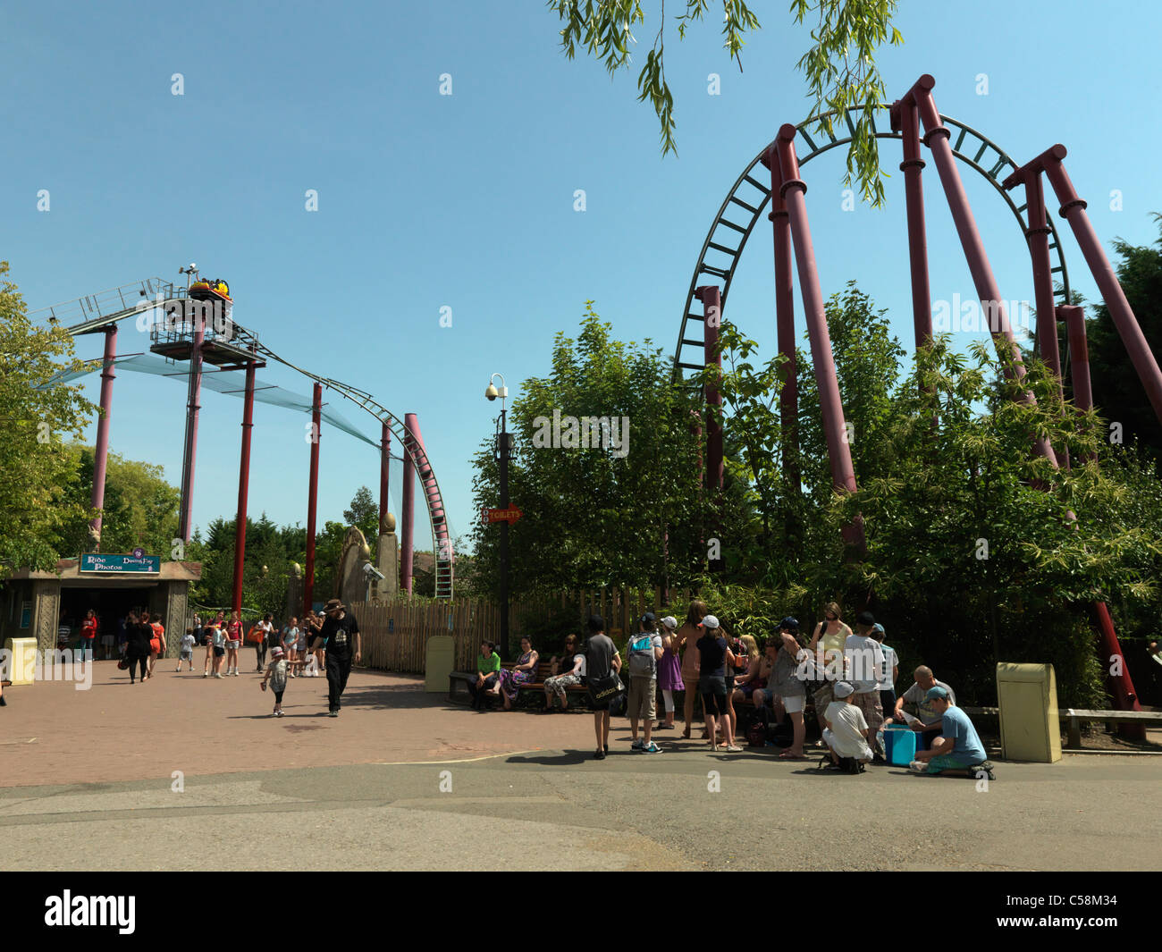 Chessington England Chessington World Of Adventures Theme Park Groups Of People By The Dragon Fury Roller Coaster Stock Photo