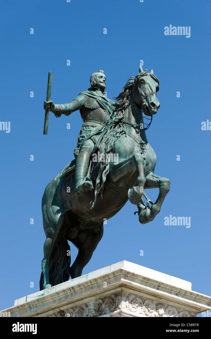 Equestrian statue of Philip IV on the Plaza de Oriente in front of the Palacio Real de Madrid, Madrid, Spain Stock Photo