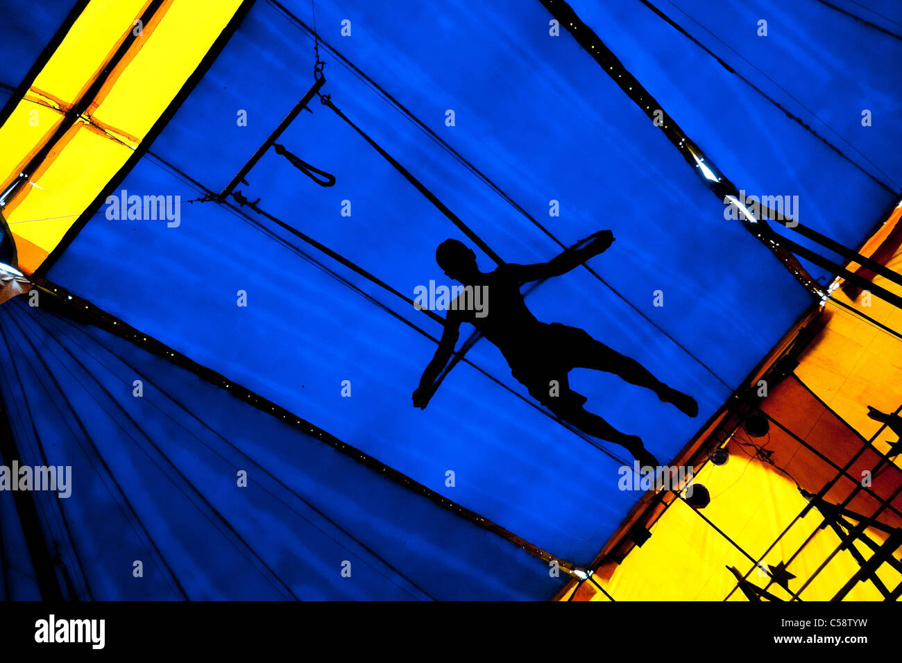 Flying trapeze act hi-res stock photography and images - Alamy