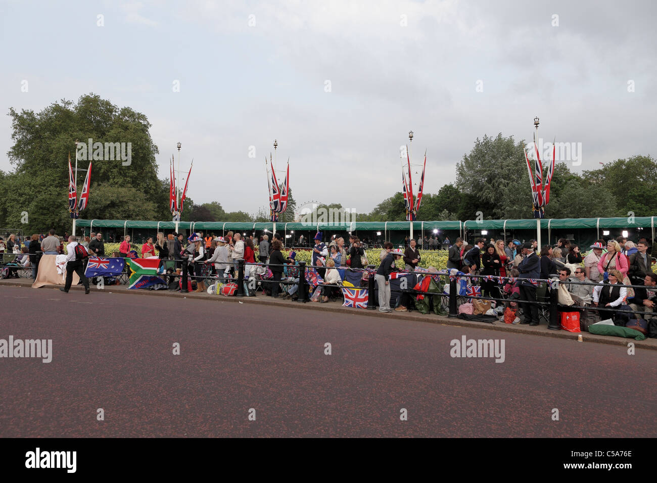 Royal revellers and fans hi-res stock photography and images - Alamy