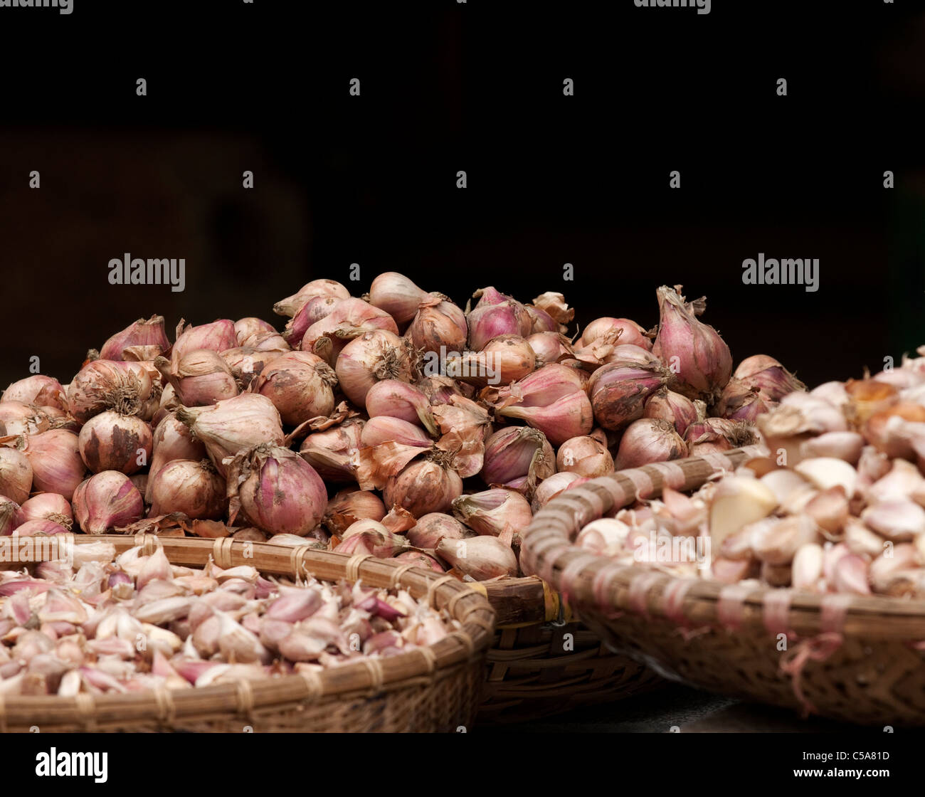 Baskets of garlic, Nguyen Thien Thuat St, near Cho Dong Xuan market, Hanoi Old Quarter, Vietnam Stock Photo