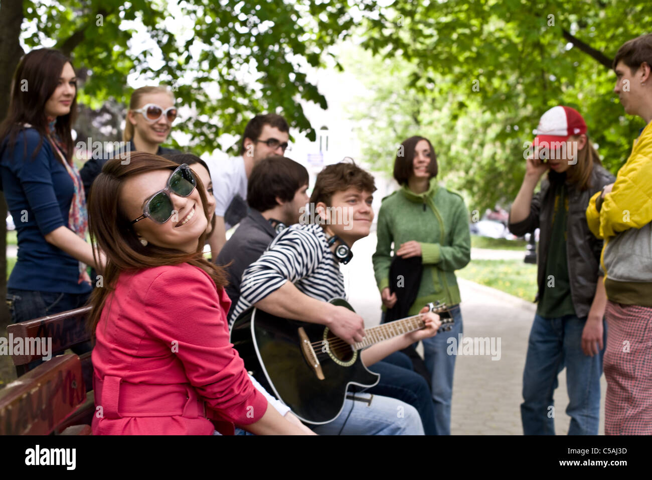 Видео студенты группа. Группа людей в парке. Студенты летом. Лето студентов фото. Фото группы людей в парке.