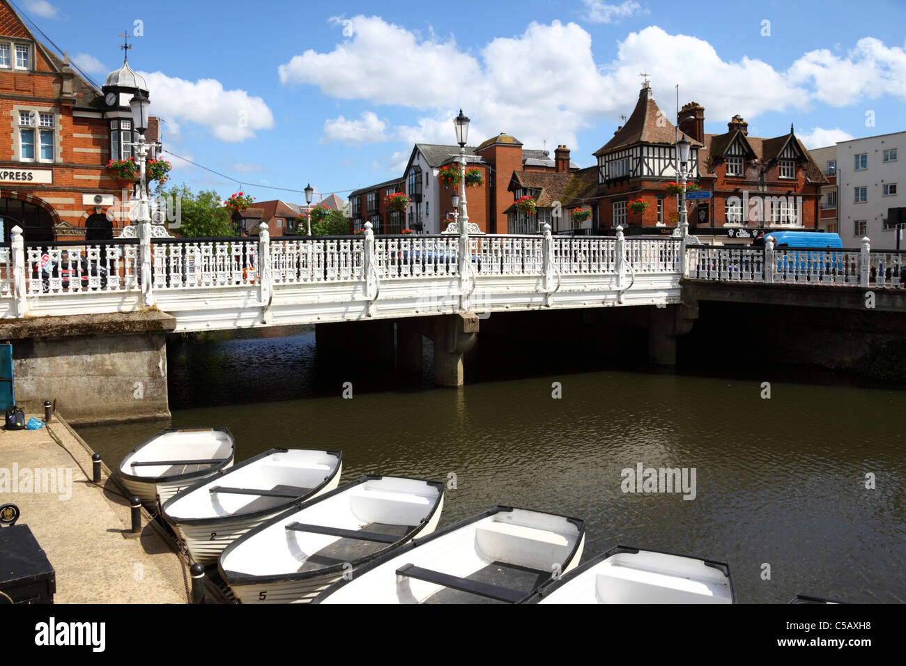 Bridge carrying High Street over River Medway, Castle Inn on right