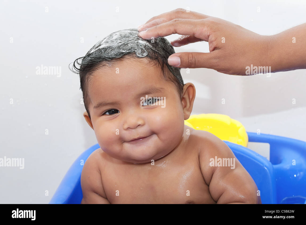 Baby getting hair washed by mom in bathtub Stock Photo Alamy