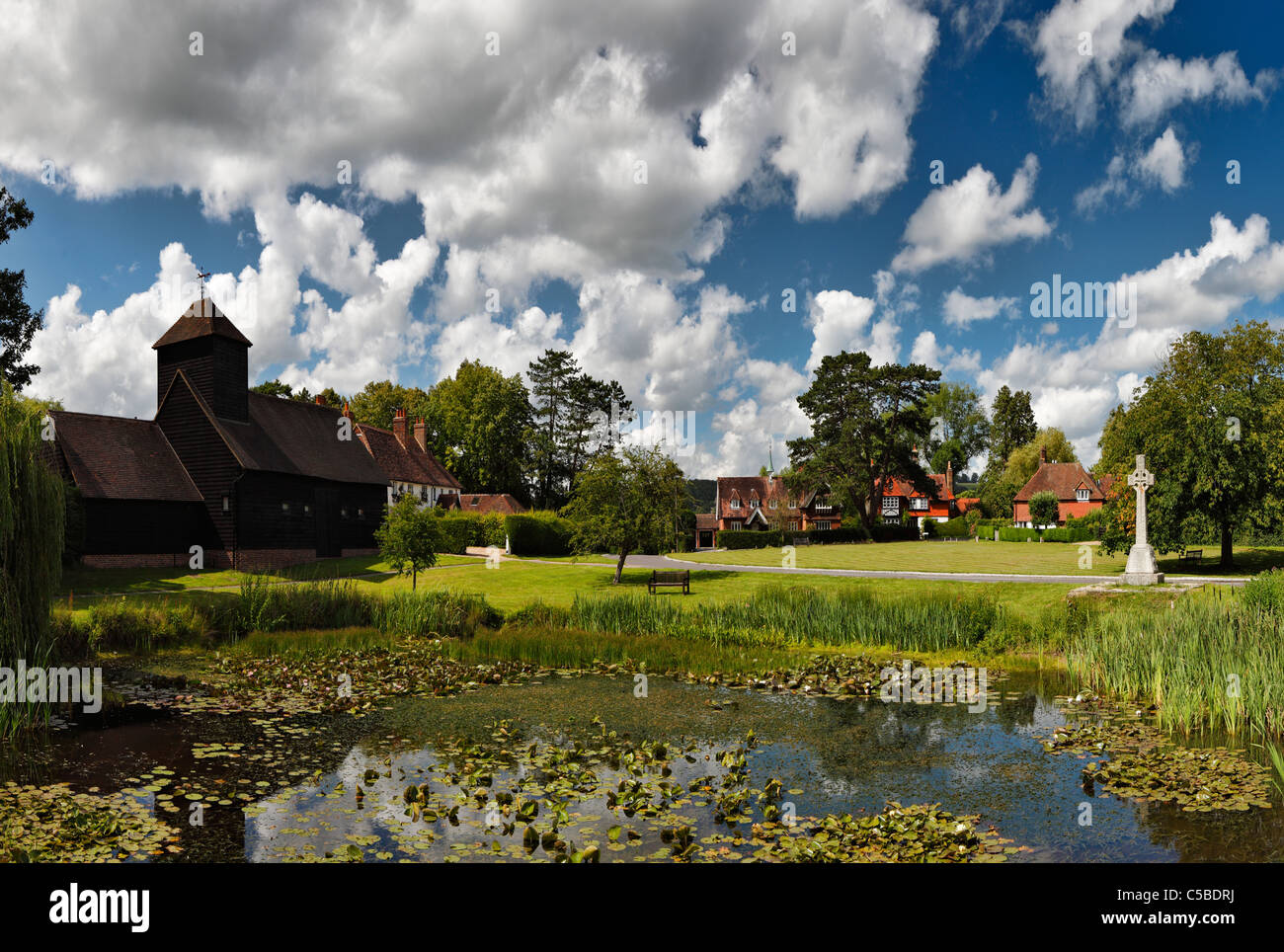 Old english village scene hi-res stock photography and images - Alamy