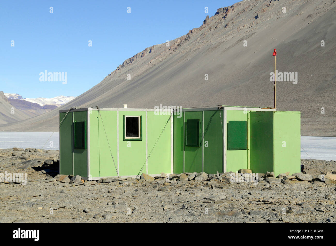 Field hut at Lake Vanda and Onyx River in Wright Valley McMurdo Dry Valleys Ross Sea Antarctica Stock Photo