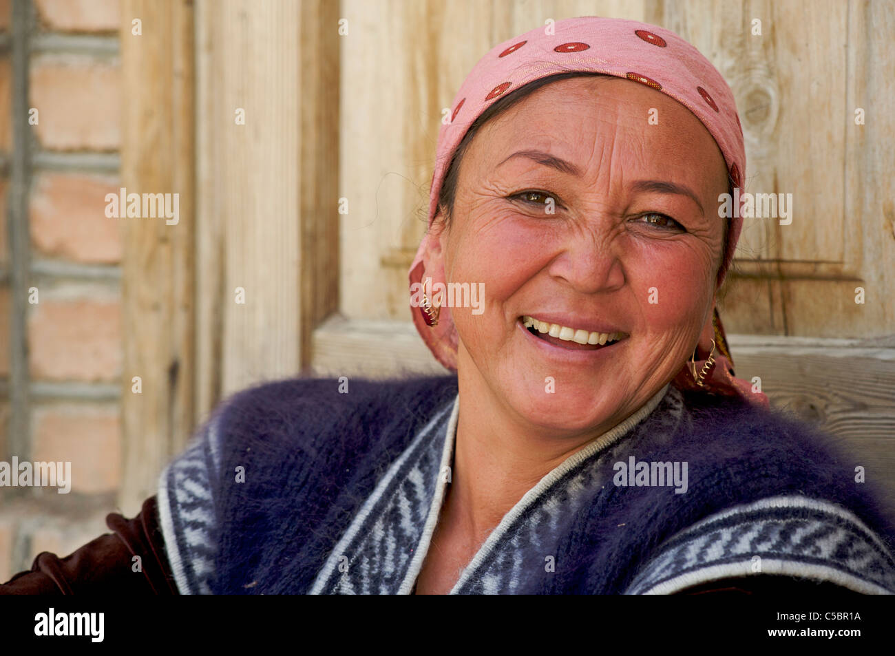 Friendly Uzbeki woman, Urgut market, Samarkand, Uzbekistan Stock Photo