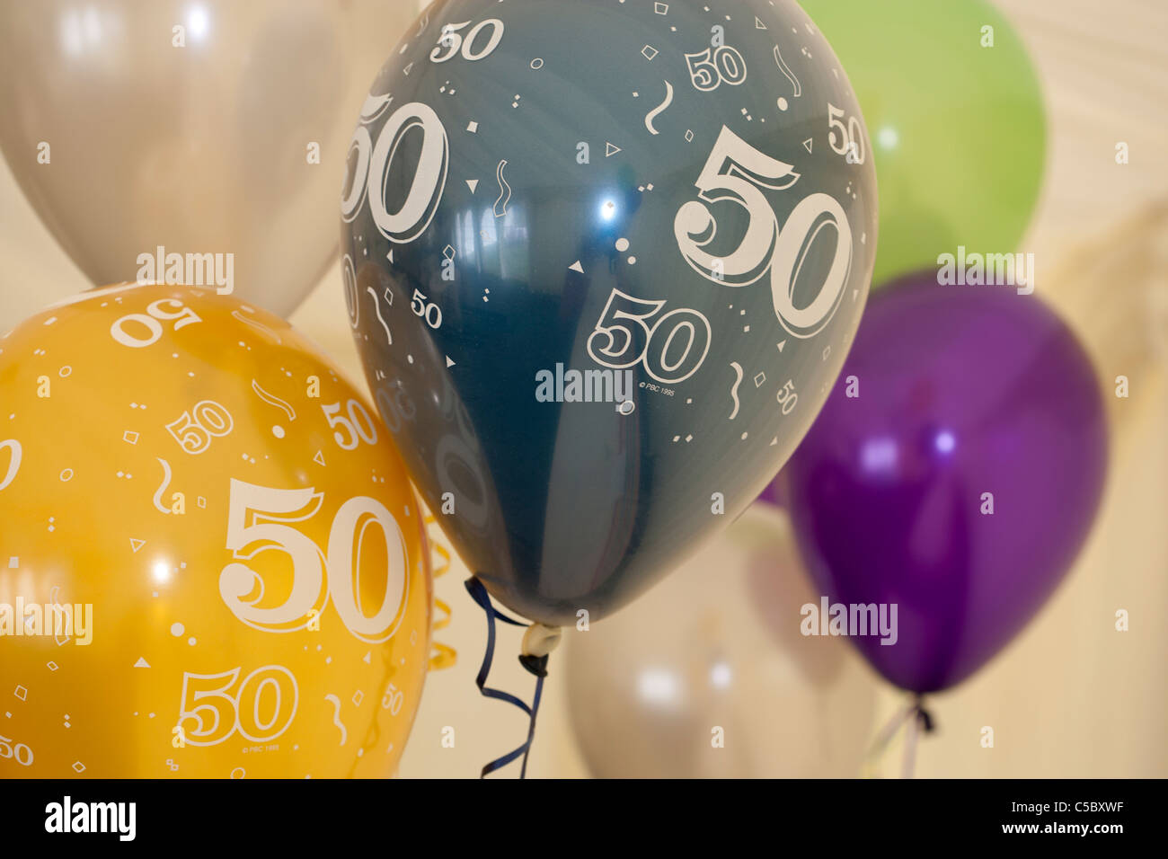 Numéro 50 ballons à chiffres, 50 ans 50th anniversaire célébration  événement, avec différents ballons d'hélium multicolores, décoration  intérieur elem Photo Stock - Alamy