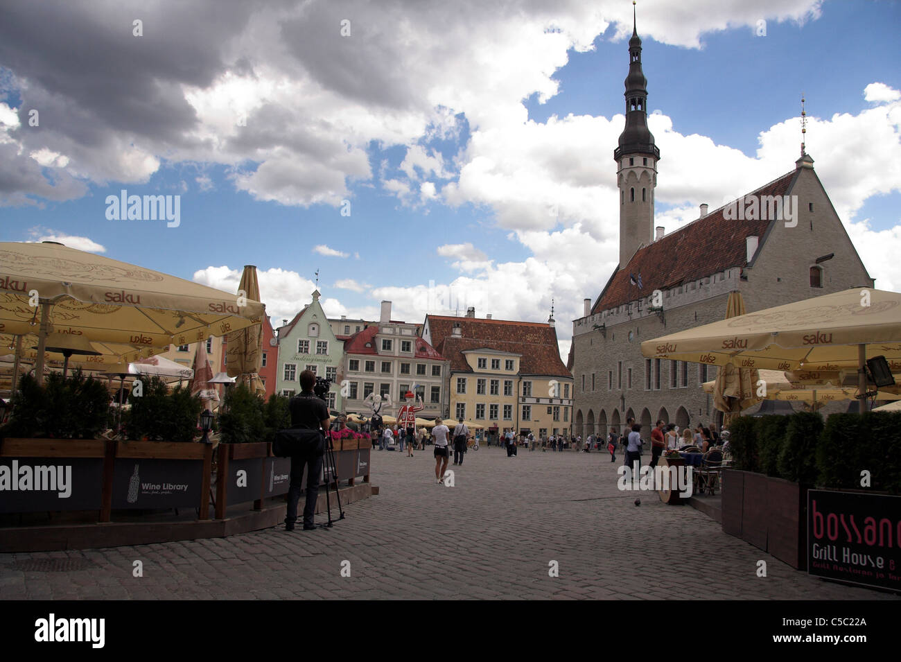 Pavement cafes in Town Hall Square, with the Town Hall building, Old Town, Tallinn, Estonia Stock Photo