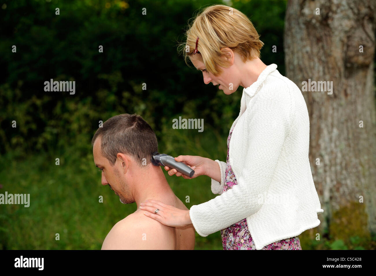 cutting a mans hair with clippers