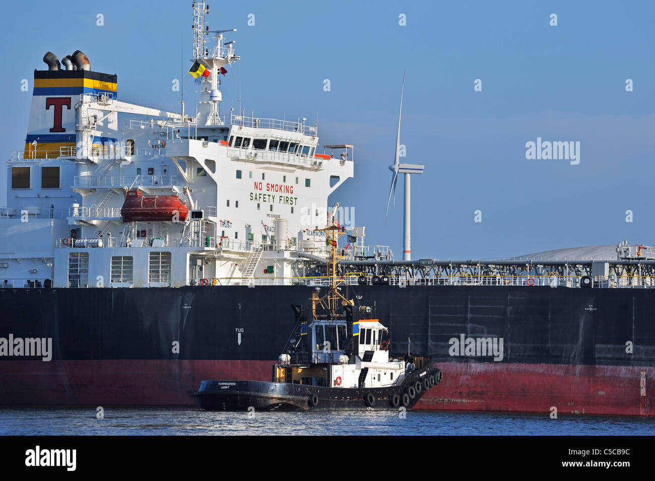 Tug boat guiding ship hi-res stock photography and images - Alamy