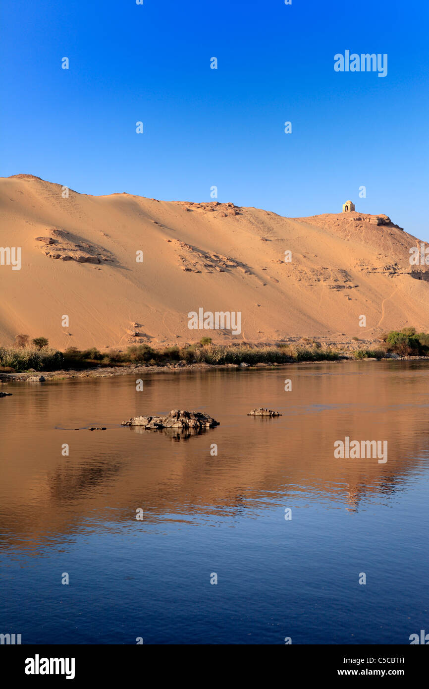 Desert on the Western bank of the Nile, view from Kitchener island, Aswan, Egypt Stock Photo