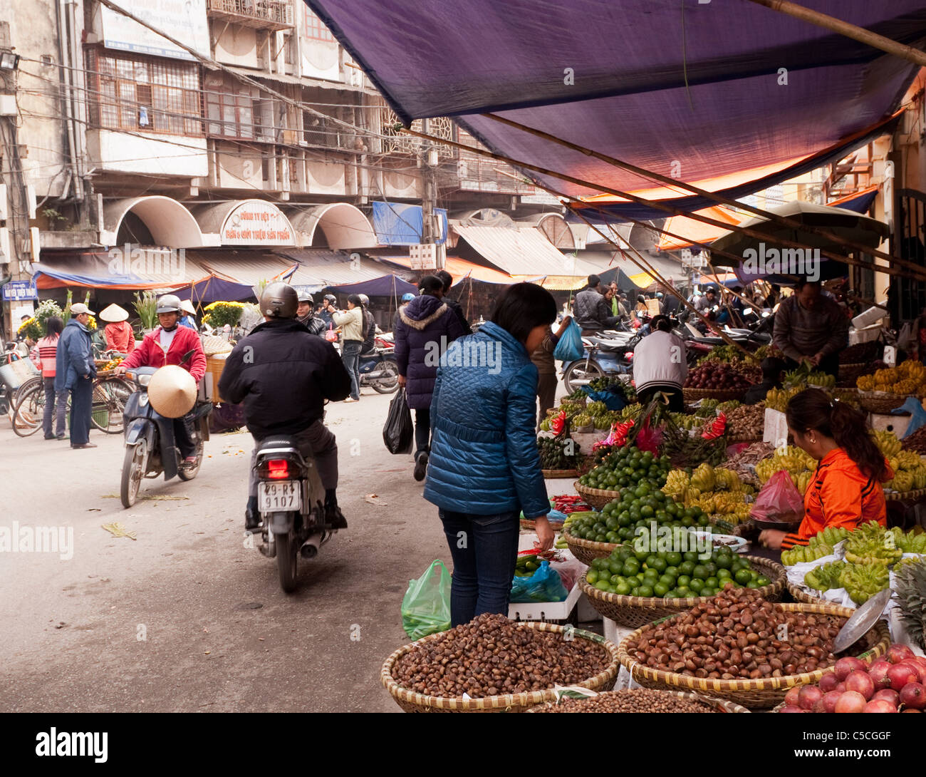 Fruit stalls in Nguyen Thien Thuat St, near Cho Dong Xuan market, Hanoi Old Quarter, Vietnam Stock Photo