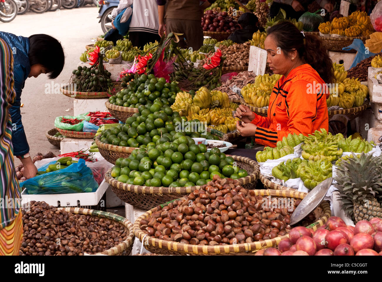 Fruit stalls in Nguyen Thien Thuat St, near Cho Dong Xuan market, Hanoi Old Quarter, Vietnam Stock Photo