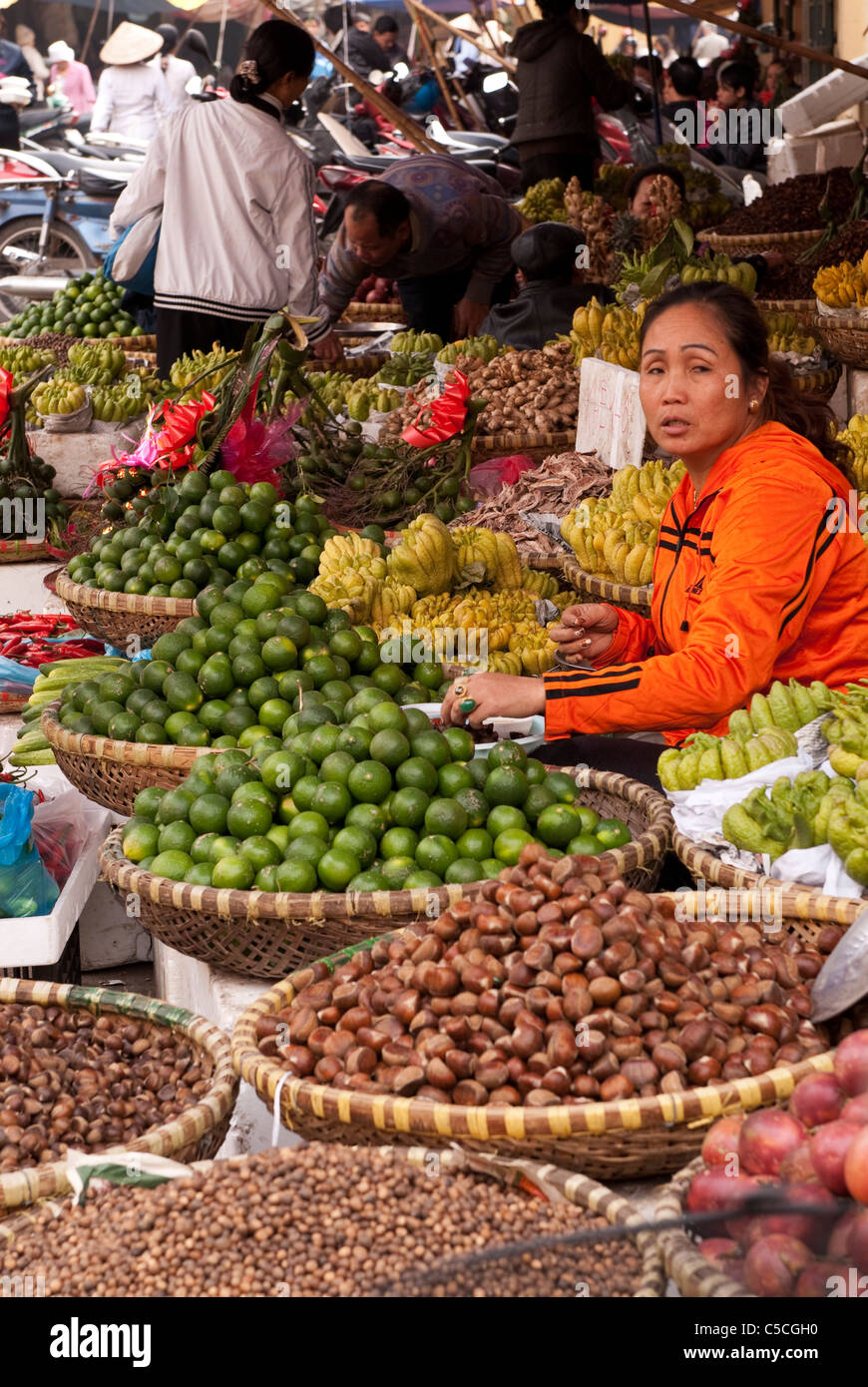 Fruit stalls in Nguyen Thien Thuat St, near Cho Dong Xuan market, Hanoi Old Quarter, Vietnam Stock Photo