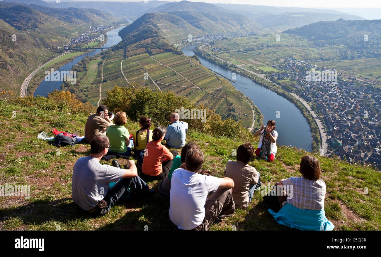 Wanderer betrachten die Moselschleife bei Bremm Herbst Mittelmosel, Loop, curve of the Moselle river near the village Bremm Stock Photo