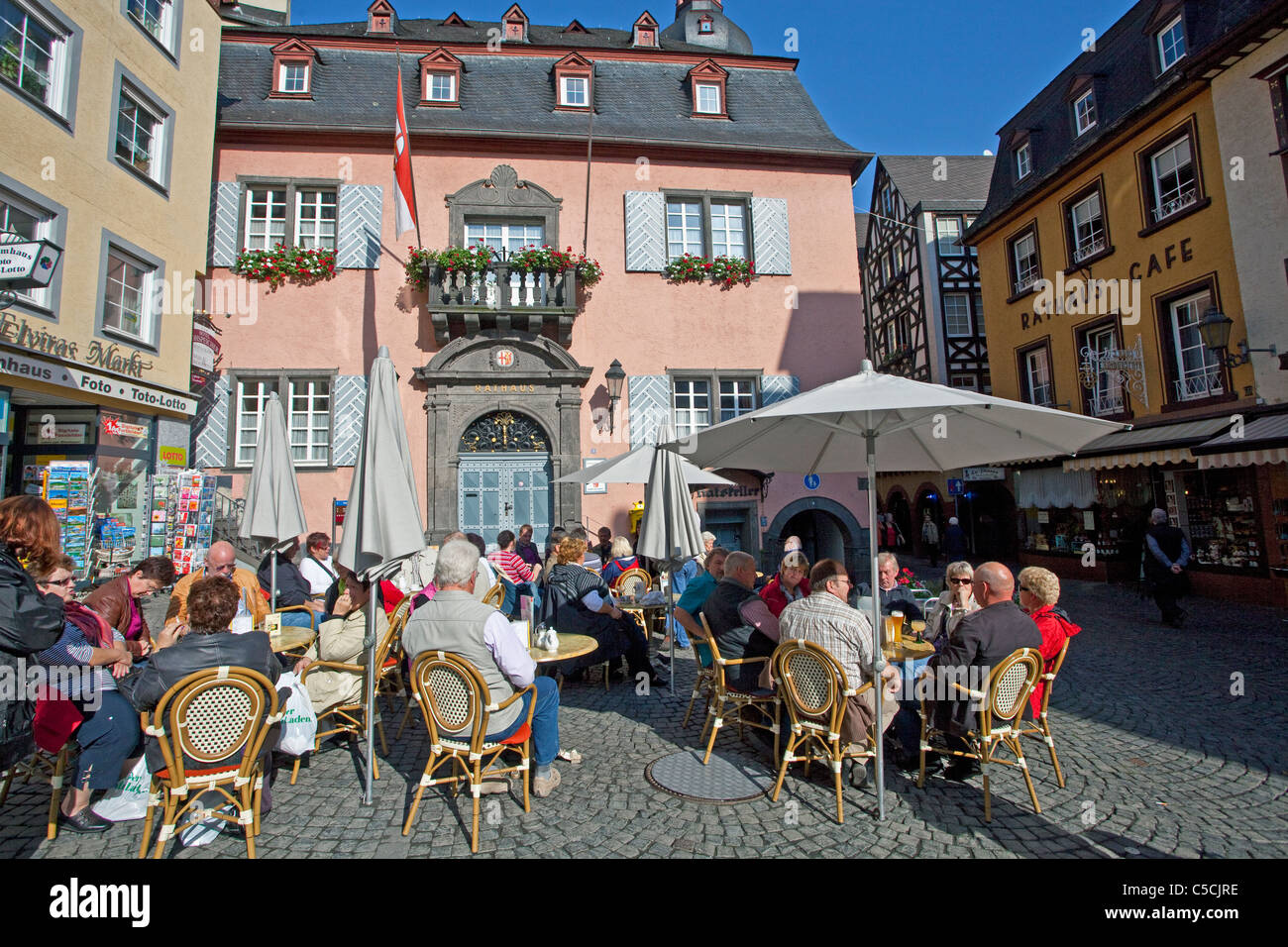 Rathauscafe auf dem Marktplatz, Rathaus, historischer Stadtkern Cochem, Town hall cafe, people sitting at the market place Stock Photo