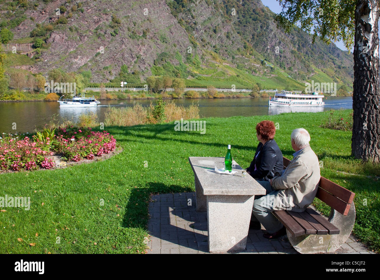 Senioren betrachten Boote auf der Mosel bei Cochem, Herbst, Mittelmosel, old people watching boats on the Moselle river, autumn Stock Photo