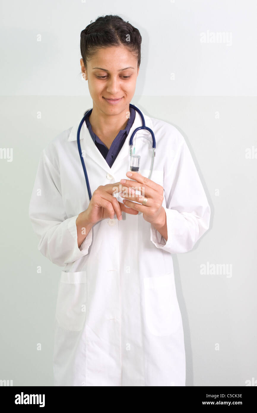 Female doctor making injection to a patient Stock Photo - Alamy