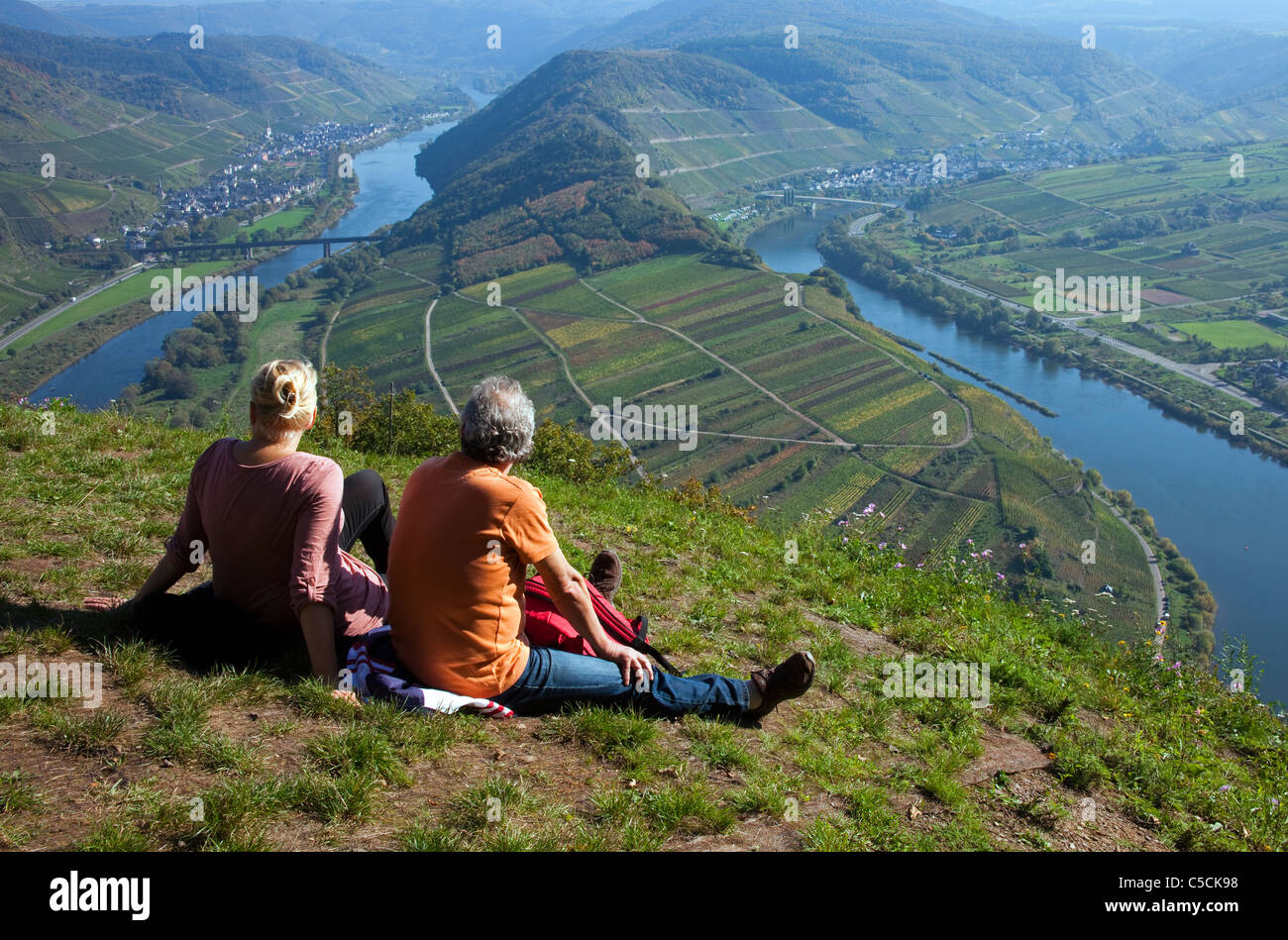 Wanderer an der Moselschleife bei Bremm Herbst Mittelmosel, Loop, curve of the Moselle river near the village Bremm Stock Photo