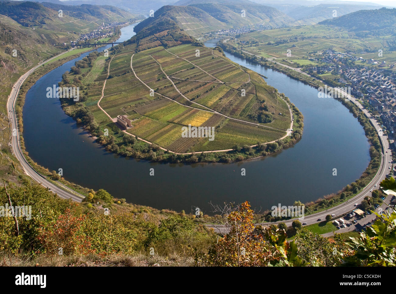 Moselschleife bei Bremm Herbst Mittelmosel, Loop, curve of the Moselle river near the village Bremm autumn fall Stock Photo