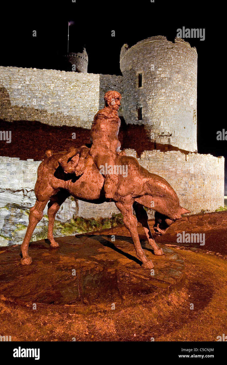 The Two Kings Statue and Harlech Castle lit by streetlight at Harlech, Gwynedd, North Wales UK Stock Photo