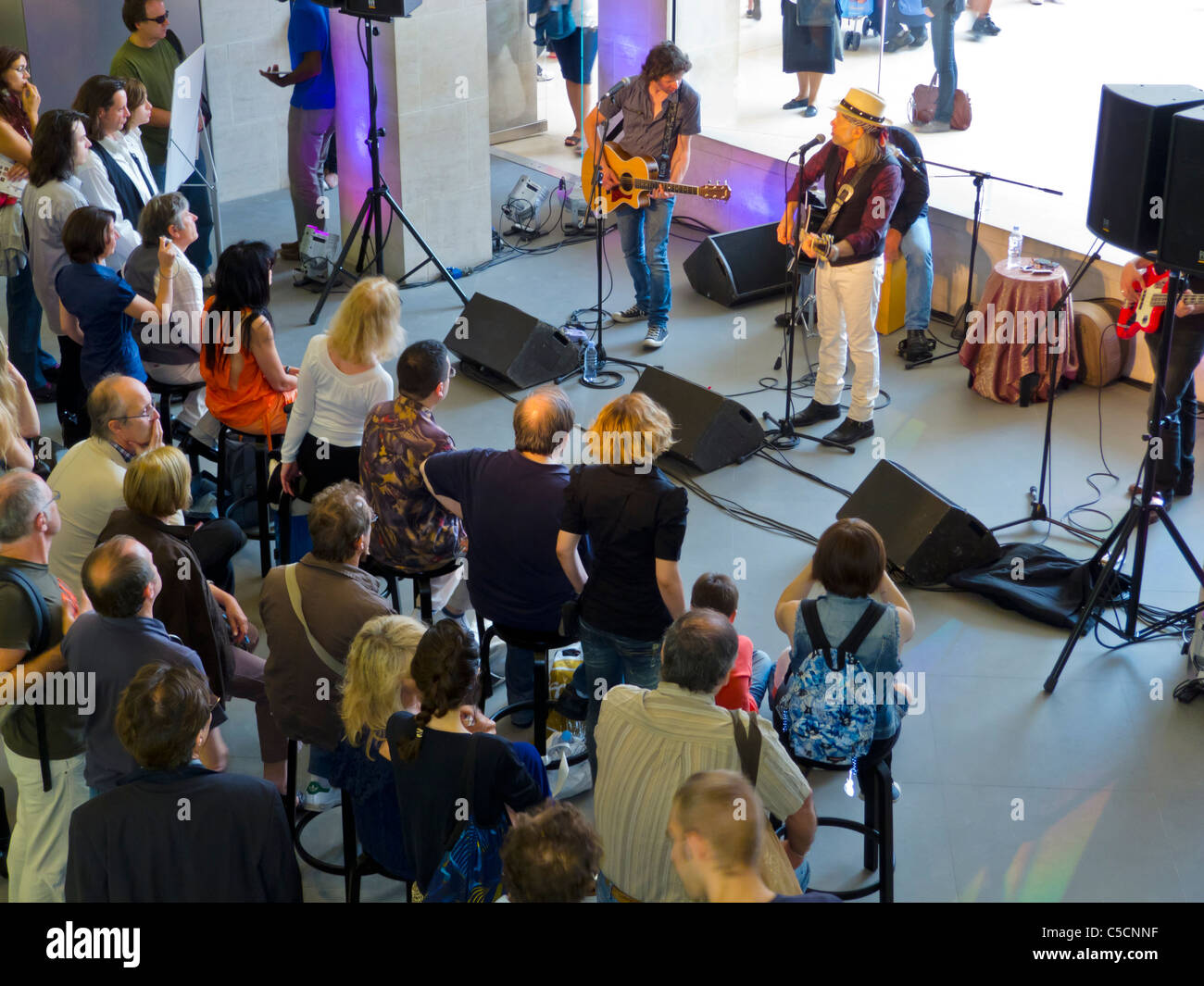 Paris, France, Audience Watching American Country Rock Singer performing in Apple Store at Lou-vre Shopping Center, Elliot Murphy Stock Photo