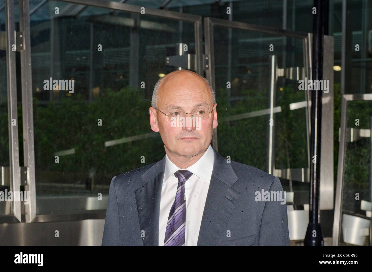 Sir Paul Stephenson Commissioner of the Metropolitan Police outside New Scotland Yard resigning Stock Photo
