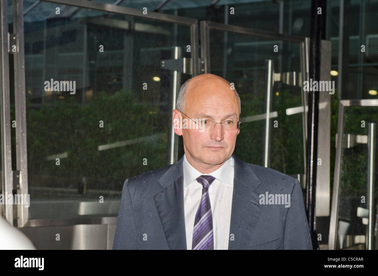 Sir Paul Stephenson Commissioner of the Metropolitan Police outside New Scotland Yard resigning Stock Photo
