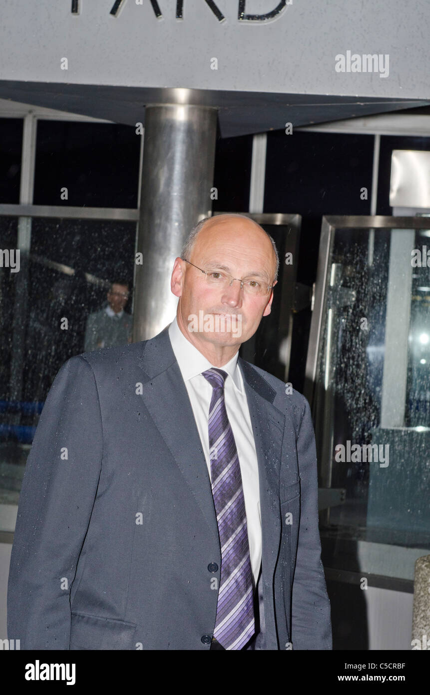 Sir Paul Stephenson Commissioner of the Metropolitan Police outside New Scotland Yard resigning Stock Photo