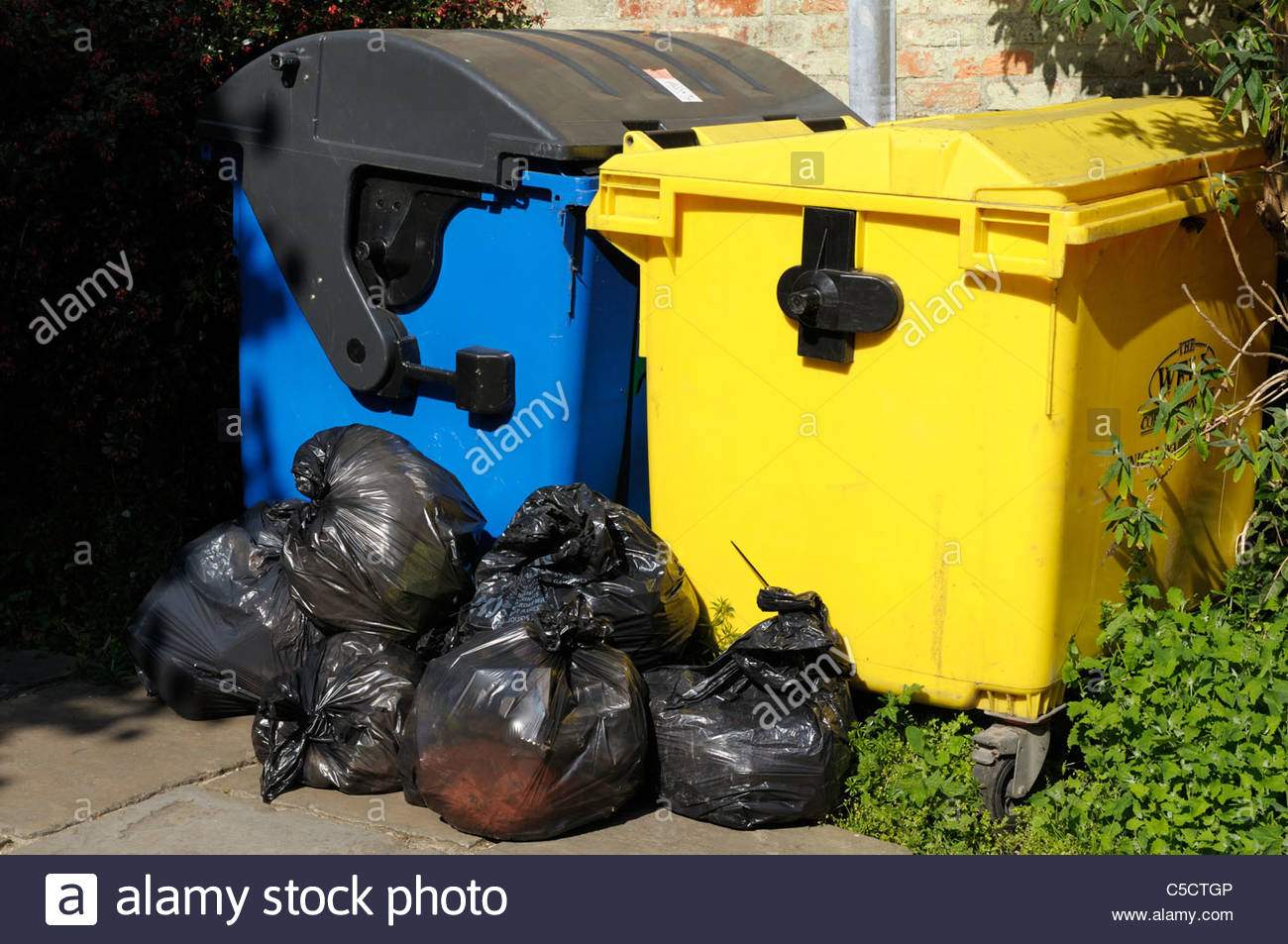 Pile Of Black Rubbish Bags High Resolution Stock Photography and Images