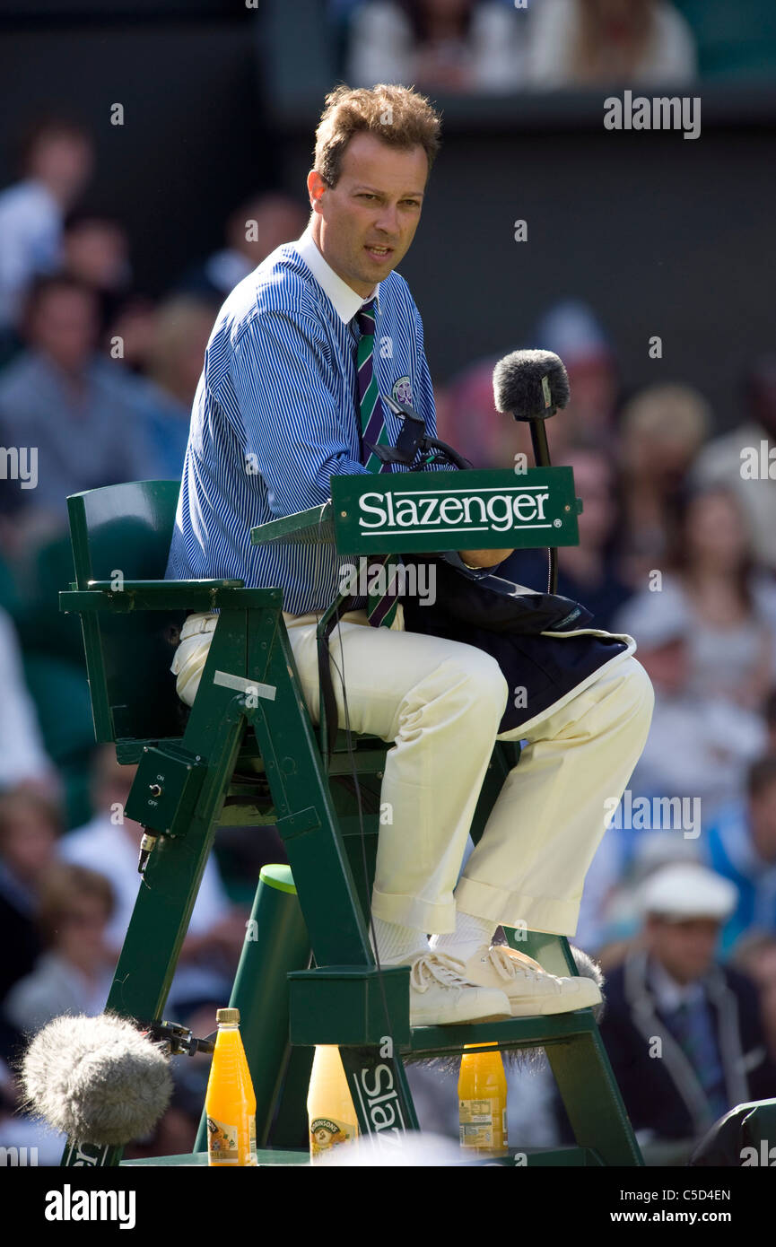 Umpire at work on Centre Court during the 2011 Wimbledon Tennis Championships Stock Photo Alamy
