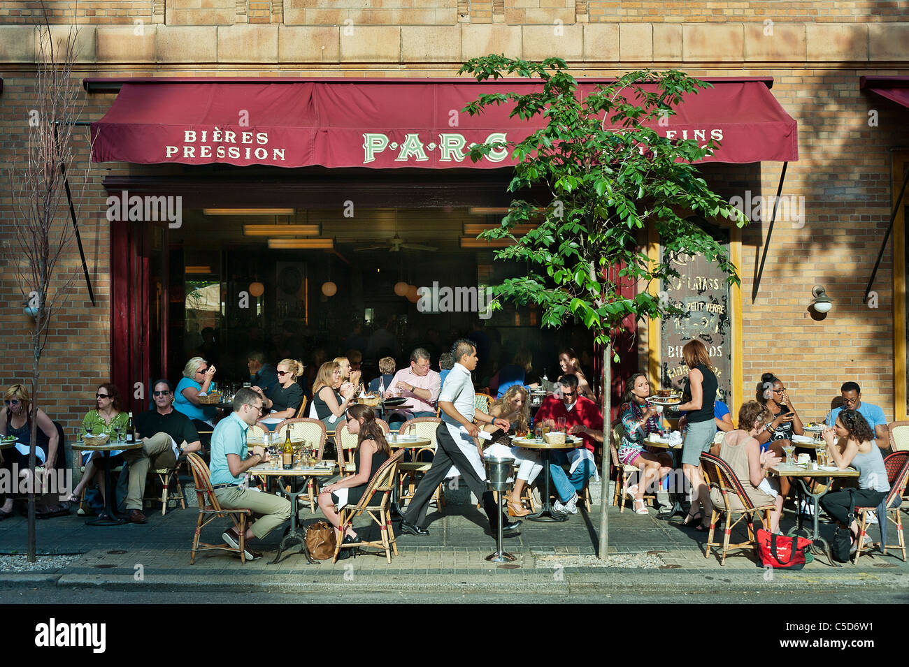 Diners enjoy sidewalk seating at a Philadelphia restaurant, Pennsylvania Stock Photo