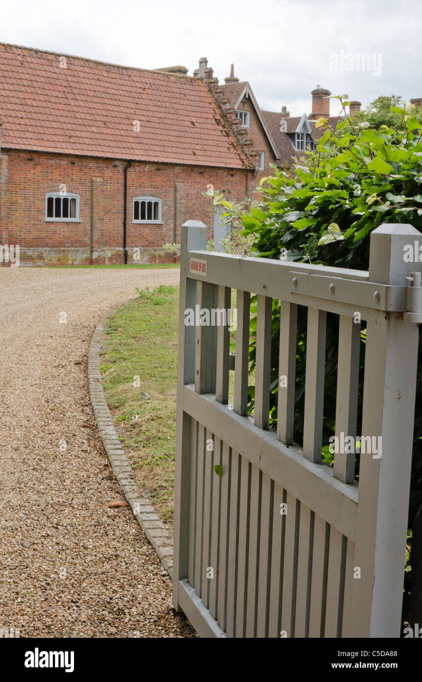 Do driveway gates increase property value? | Vancouver Sun, image size:861x1390