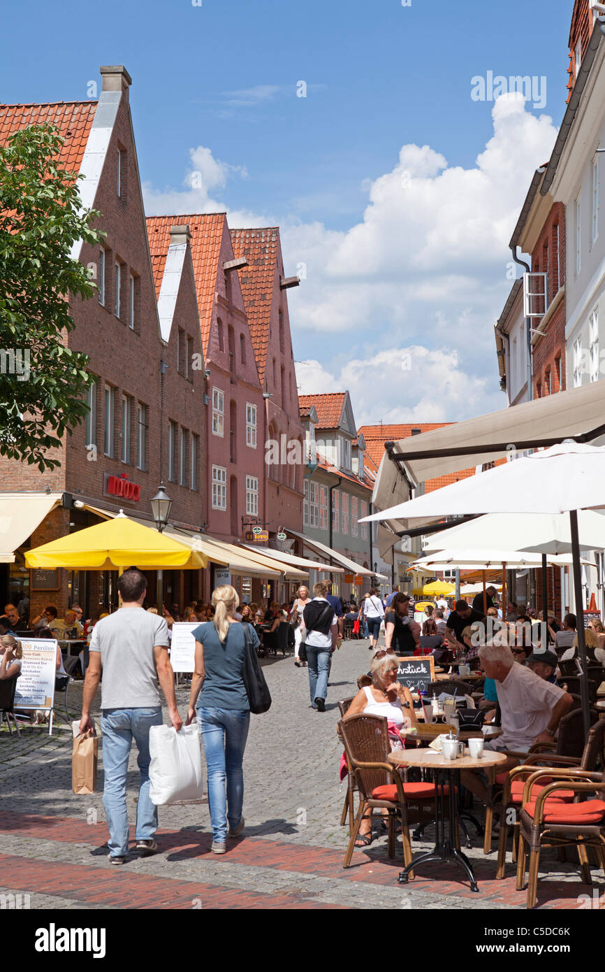 pavement cafés in Schroederstrasse, Lueneburg, Lower Saxony, Germany Stock Photo