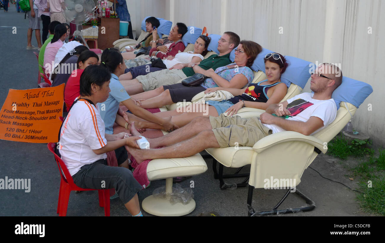 THAILAND Chiang Mai.Tourists getting foot and leg massage in the street.  Photo by Sean Sprague Stock Photo - Alamy