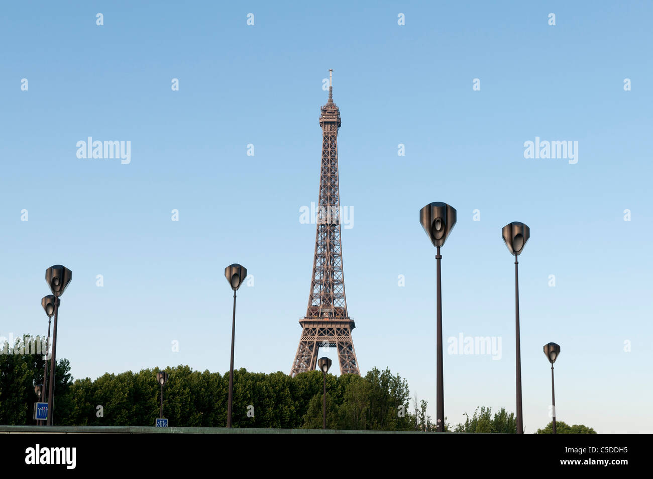 La Tour Eiffel et les lampadaires du pont de l'Alma The Eiffel Tower and the streetlights of the Alma Bridge Stock Photo
