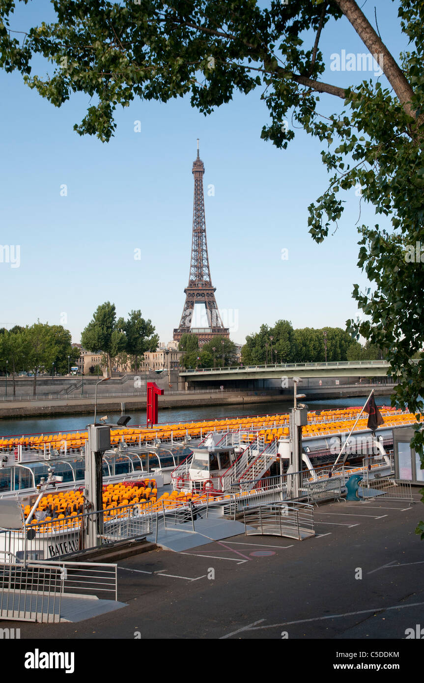 bateau mouche sur la Seine, en fond la Tour Eiffel the riverboats on the Seine, the Eiffel Tower in the background Stock Photo