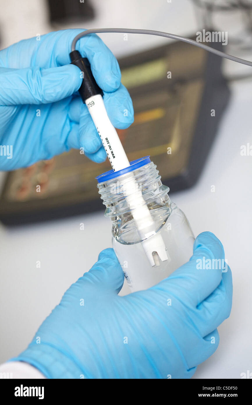 Wednesday 6th July 2011 Lab technician using a PH Meter at the Leeds Metropolitan University Bio Chemistry Laboratories. Stock Photo