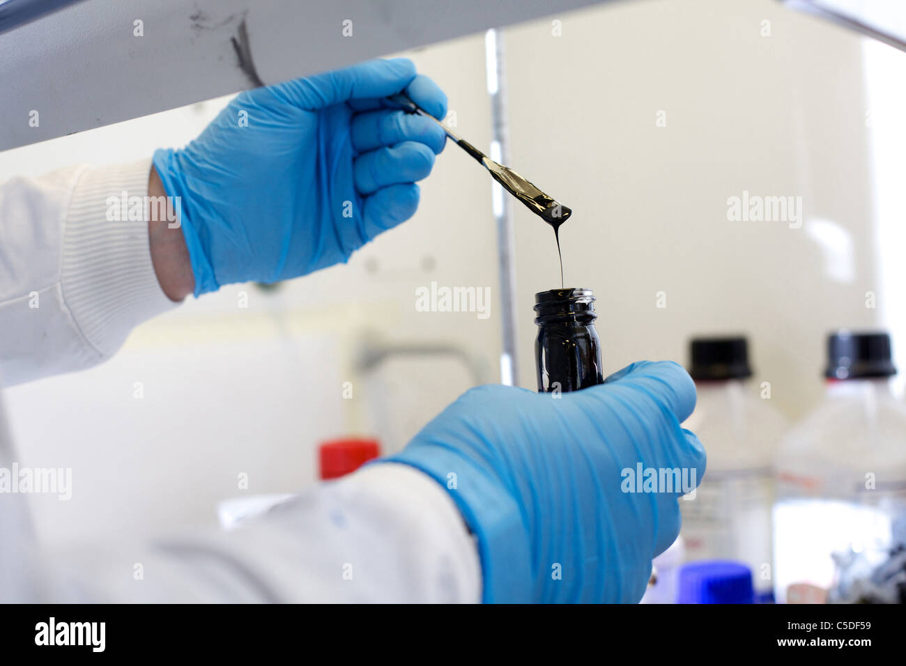 Wednesday 6th July 2011 Lab technician at work at the Leeds Metropolitan University Bio Chemistry Laboratories. Stock Photo